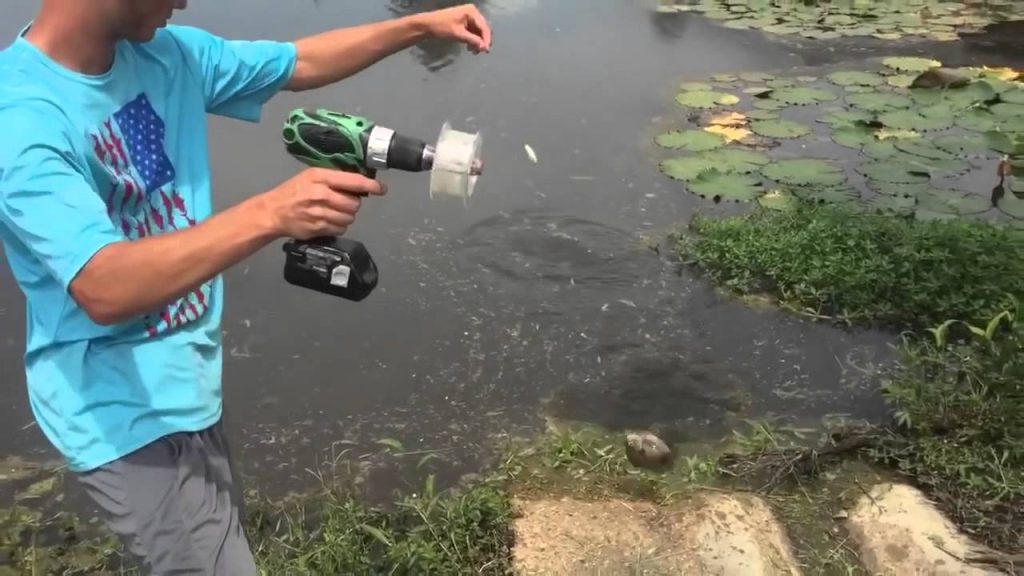 Κι όμως γίνεται: Αυτός ο άνθρωπος ψαρεύει με ηλεκτρικό κατσαβίδι (βίντεο)