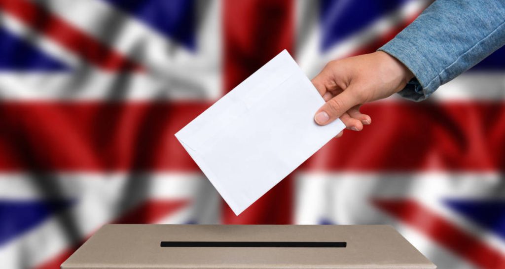 Βρετανία: Τα σενάρια της επόμενης μέρας των εκλογών – Σε λίγο η ομιλία της Τ. Μέι