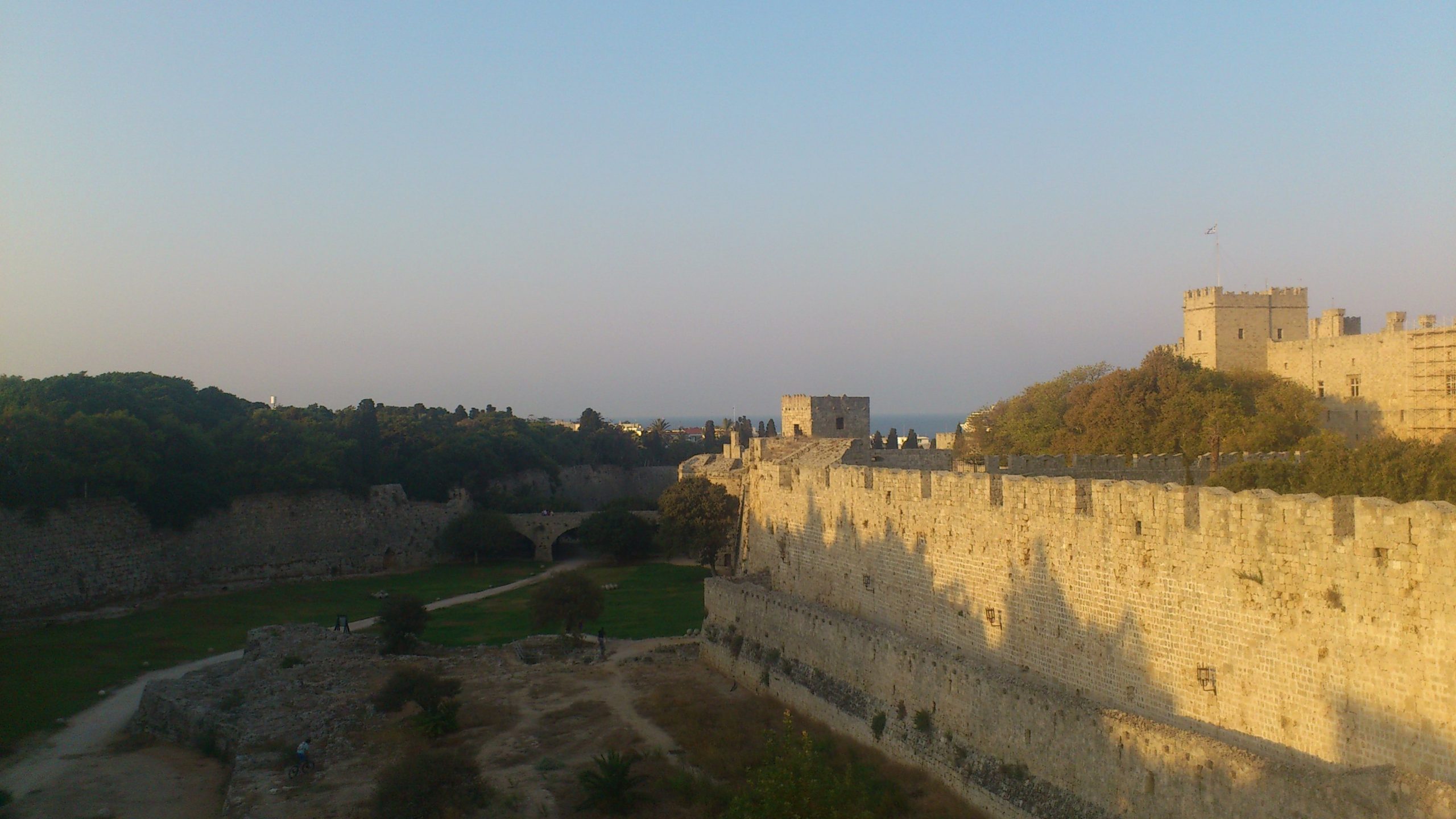 Ρόδος: Παρατημένα τα τείχη της μεσαιωνικής πόλης (φωτό)