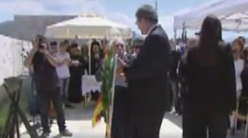 Δίστομο:  Ο Μ.Γλέζος οδηγεί τον Γερμανό πρεσβευτή για κατάθεση στεφάνου (βίντεο)