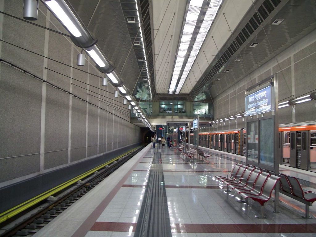 Κεραμεικός: Επίθεση βανδάλων στο σταθμό του Μετρό (φωτό)