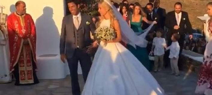 «Macarena» και ξέφρενος χορός στην γαμήλια δεξίωση της Δούκισσας Νομικού στην Μύκονο (βίντεο)