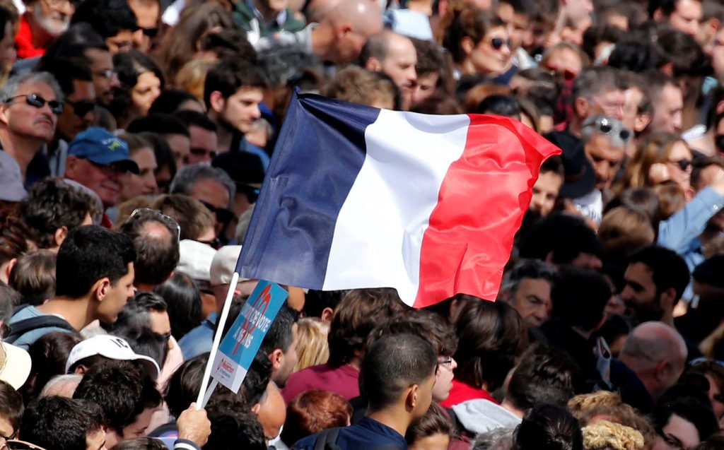 Γαλλικές εκλογές: Ρεκόρ στην κάθοδο των υποψηφίων – «Φρενίτιδα» με τα… κοινά