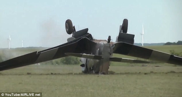 Spitfire ανατρέπεται κατά τη διάρκεια της απογείωσης (βίντεο)
