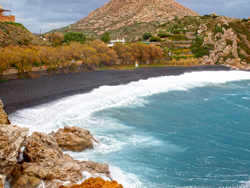 Μαύρα Βόλια: Ολόμαυρα βότσαλα και καταγάλανα νερά σε μία παραλία που μοιάζει από άλλο πλανήτη (φωτό)