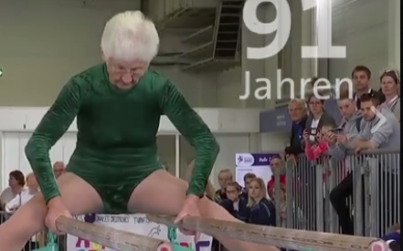 91χρονη κάνει ασκήσεις… ενόργανης γυμναστικής! (βίντεο)