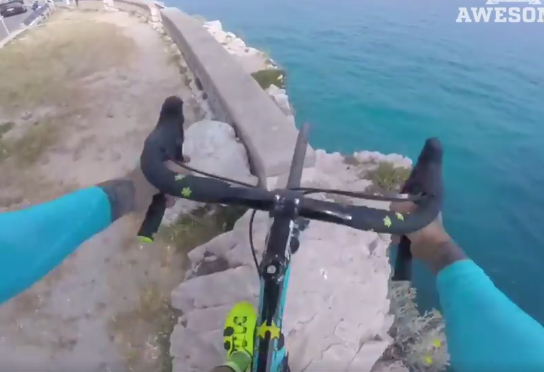Η τέλεια ισορροπία – Άνδρας κάνει ποδήλατο στην άκρη ενός γκρεμού! (βίντεο)