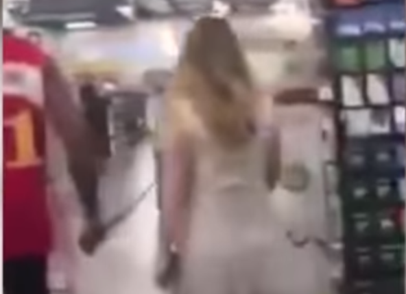 Άνδρας σε σούπερ μάρκετ σέρνει τη φίλη του με… λουρί και φίμωτρο! (βίντεο)