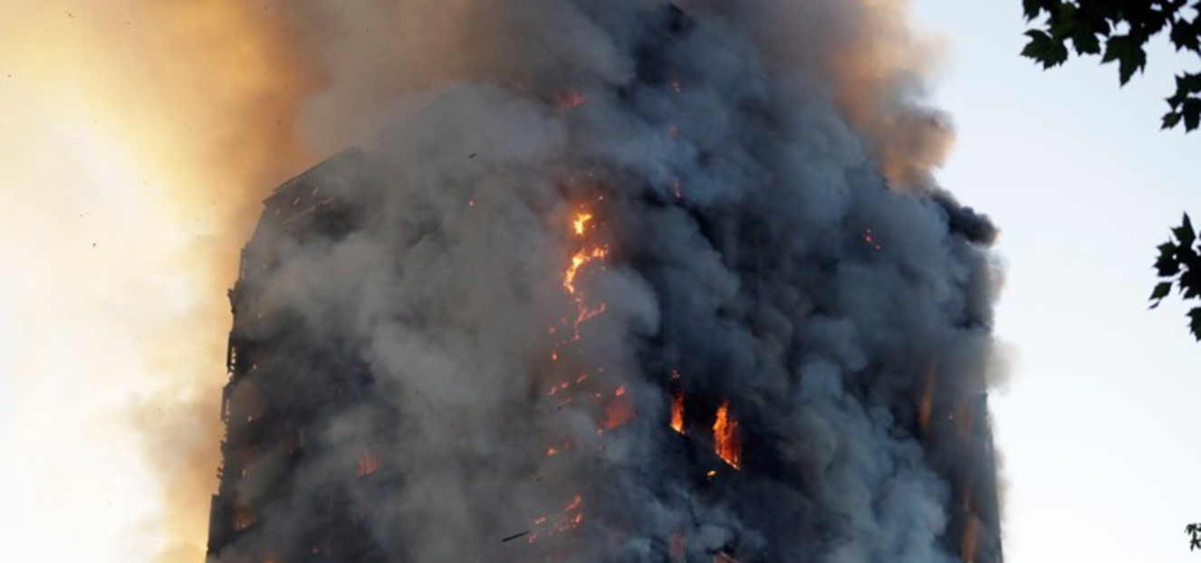 Λονδίνο: Τριάντα τραυματίες από την πυρκαγιά – Συγκλονιστικές μαρτυρίες «Πηδούν φλεγόμενοι από τα παράθυρα» (φώτο)