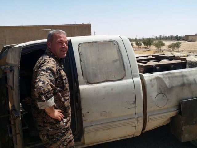 Συρία: Κούρδοι αιχμαλώτισαν βομβιστή αυτοκτονίας του Ισλαμικού Κράτους και… παίζουν μαζί του (φωτό)