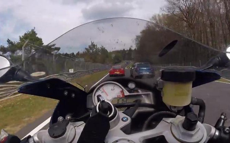 Επική σύγκρουση μοτοσυκλέτας με αυτοκίνητο στο Nürburgring με… 170 χιλιόμετρα ανά ώρα! (Βίντεο)