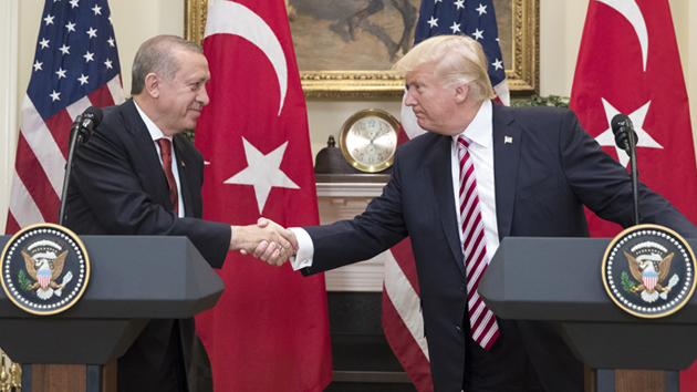 Ο Ερντογάν απειλεί με «πολιτικά αντίποινα» τις ΗΠΑ για τα εντάλματα σύλληψης