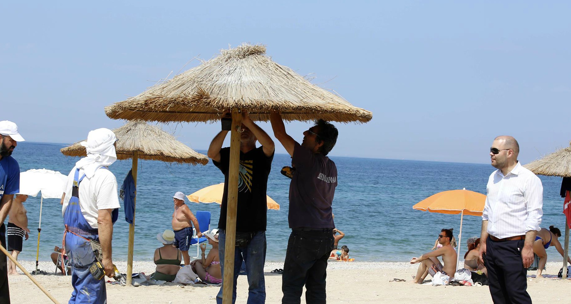 Γλυφάδα: Ψάθινες ομπρέλες στην ελεύθερη παραλία (φωτό)