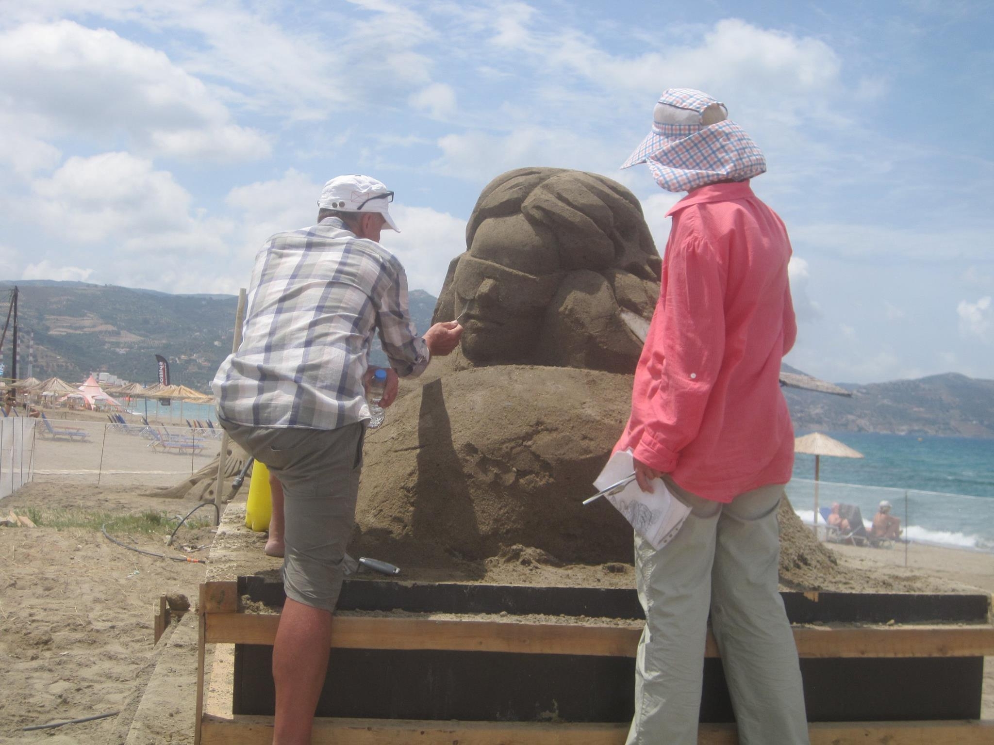 Γλυπτική στην άμμο 2017: Εξαιρετικές δημιουργίες σε παραλία της Κρήτης (φωτό- βιντεο)
