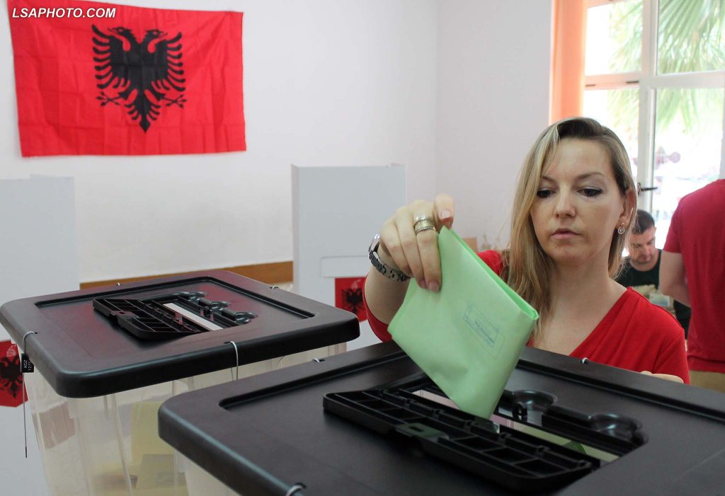 Αλβανία: Διαιρεμένη η Ελληνική μειονότητα στα τρία μεγάλα κόμματα – Μηδαμινή συσπείρωση στο αυτόνομο μειονοτικό «MEGA»