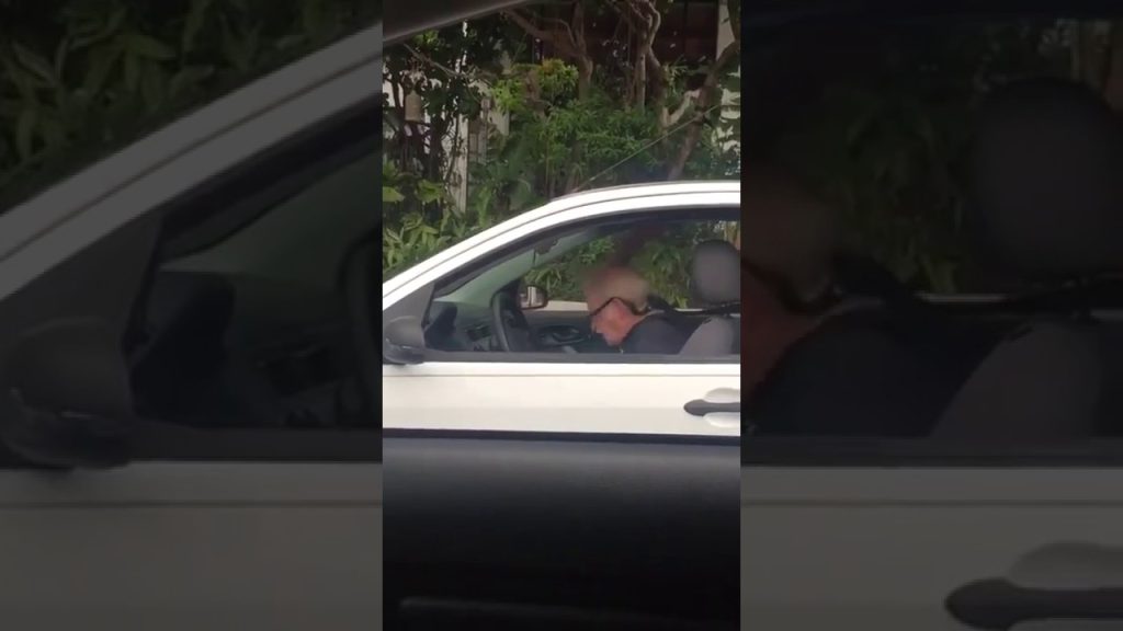 Παππούς οδηγεί και «χτυπιέται» μέσα στο αυτοκίνητο ακούγoντας Metallica (βίντεο)
