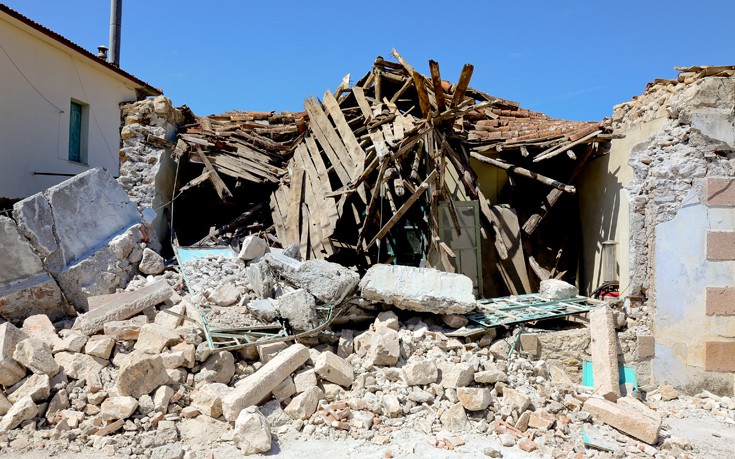 Βρίσα: Ήρωας πυροσβέστης αψηφά τον κίνδυνο για να δώσει στους σεισμόπληκτους τα πολύτιμα αντικείμενά τους