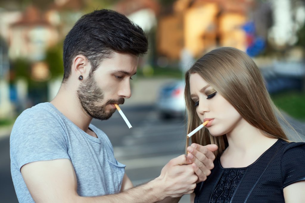 Καπνιστές τo 13% των εφήβων στην Ελλάδα, σύμφωνα με έρευνα – Θέλουν όμως να το κόψουν (φωτό)