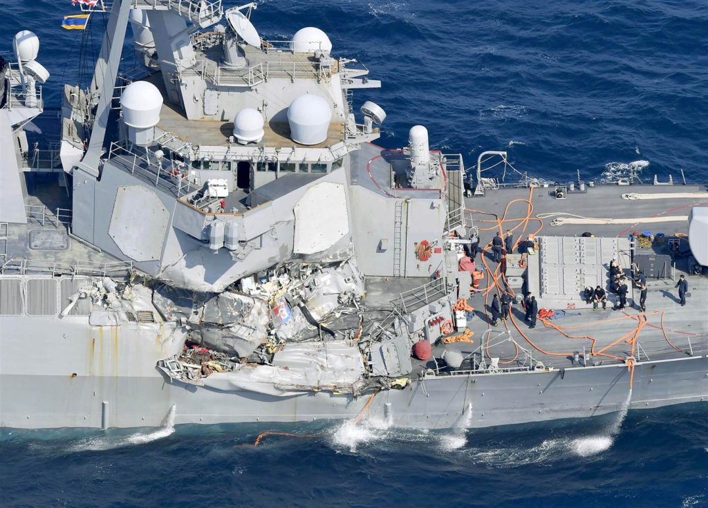 Αποκαλύψεις για τη σύγκρουση του αμερικανικού πλοίου: Σε ελάχιστο χρόνο πλημμύρισαν οι καμπίνες (φωτό, βίντεο)