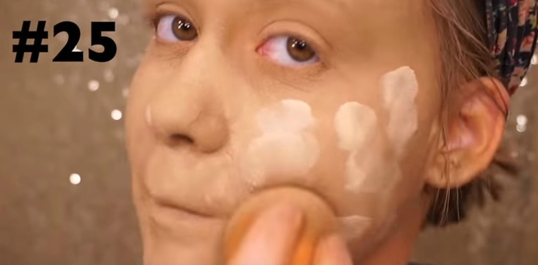 Μια γυναίκα φόρεσε 50 στρώσεις make up στο πρόσωπο της – Αυτά είναι τα αποτελέσματα (βίντεο)