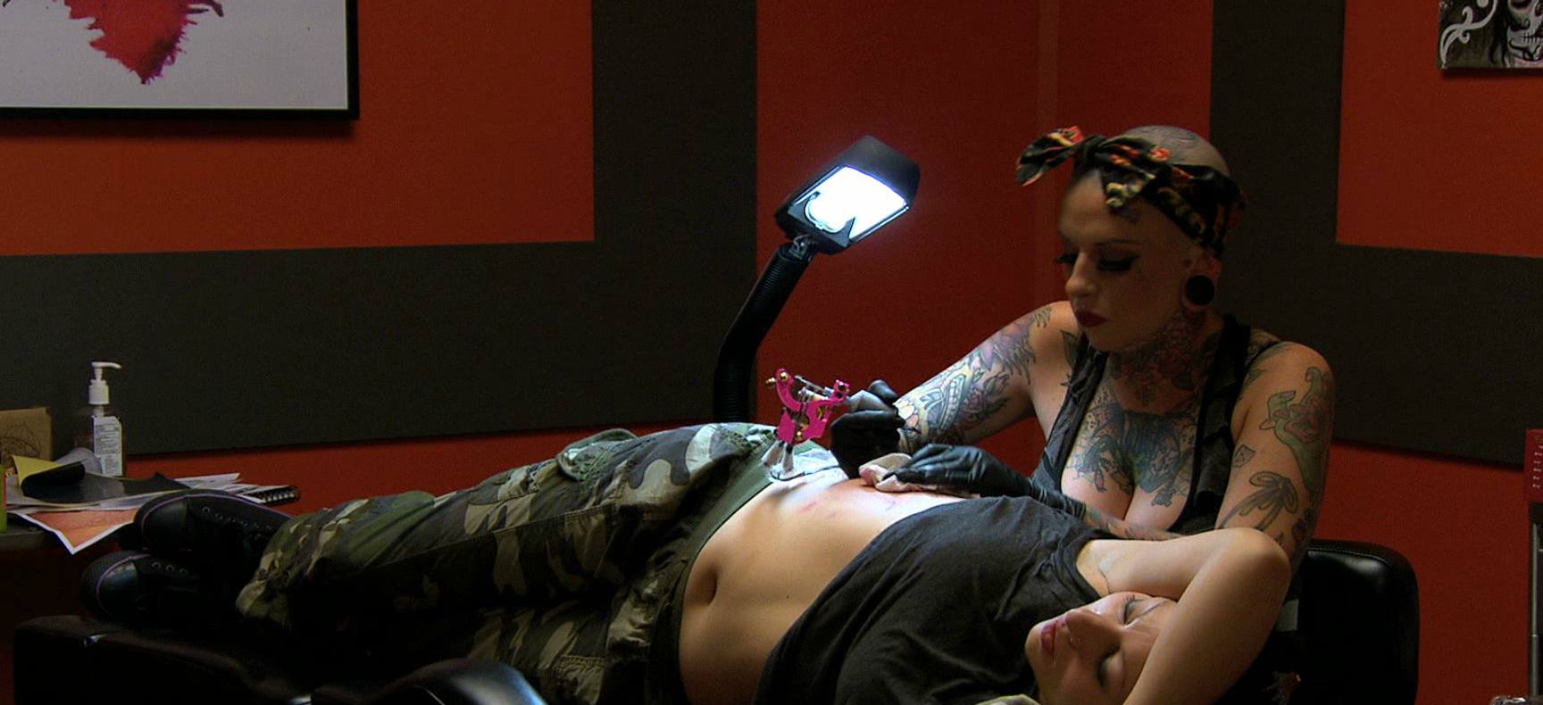 “Armpit ink”. Η επίπονη μόδα στο τατουάζ έχει να κάνει με τα σχέδια που γίνονται στη μασχάλη (βίντεο)