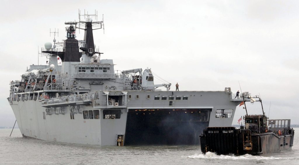 Επιστροφή στις θάλασσες για το βρετανικό HMS Albion μετά από 6 χρόνια «εκτεταμένης ετοιμότητας» (βίντεο)