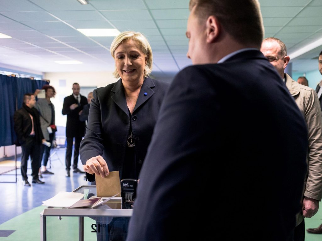 Γαλλικές εκλογές: Ε.Μακρόν και Μ.Λεπέν άσκησαν το εκλογικό τους δικαίωμα
