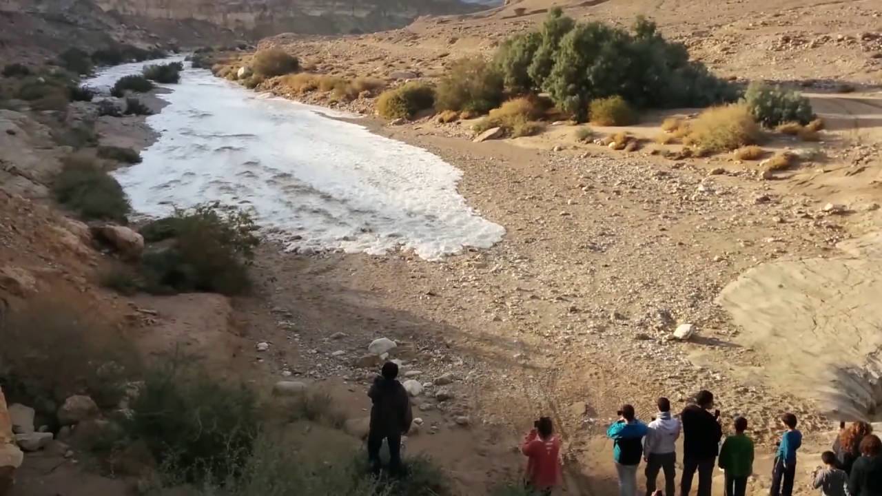 Βίντεο: Το σπάνιο φαινόμενο του ποταμού Ζην στην έρημο Νεγκέβ στο Ισραήλ που περιγράφεται και στην Παλαιά Διαθήκη