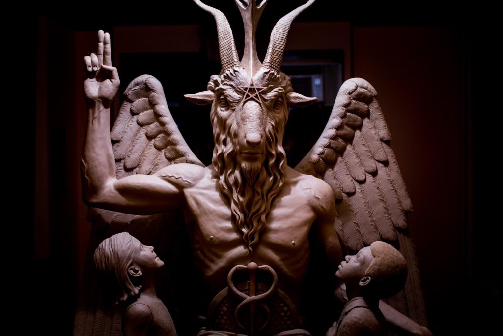 Το ερώτημα που διχάζει την καθολική εκκλησία: Υπάρχει πραγματικά ο Σατανάς; (φωτό)