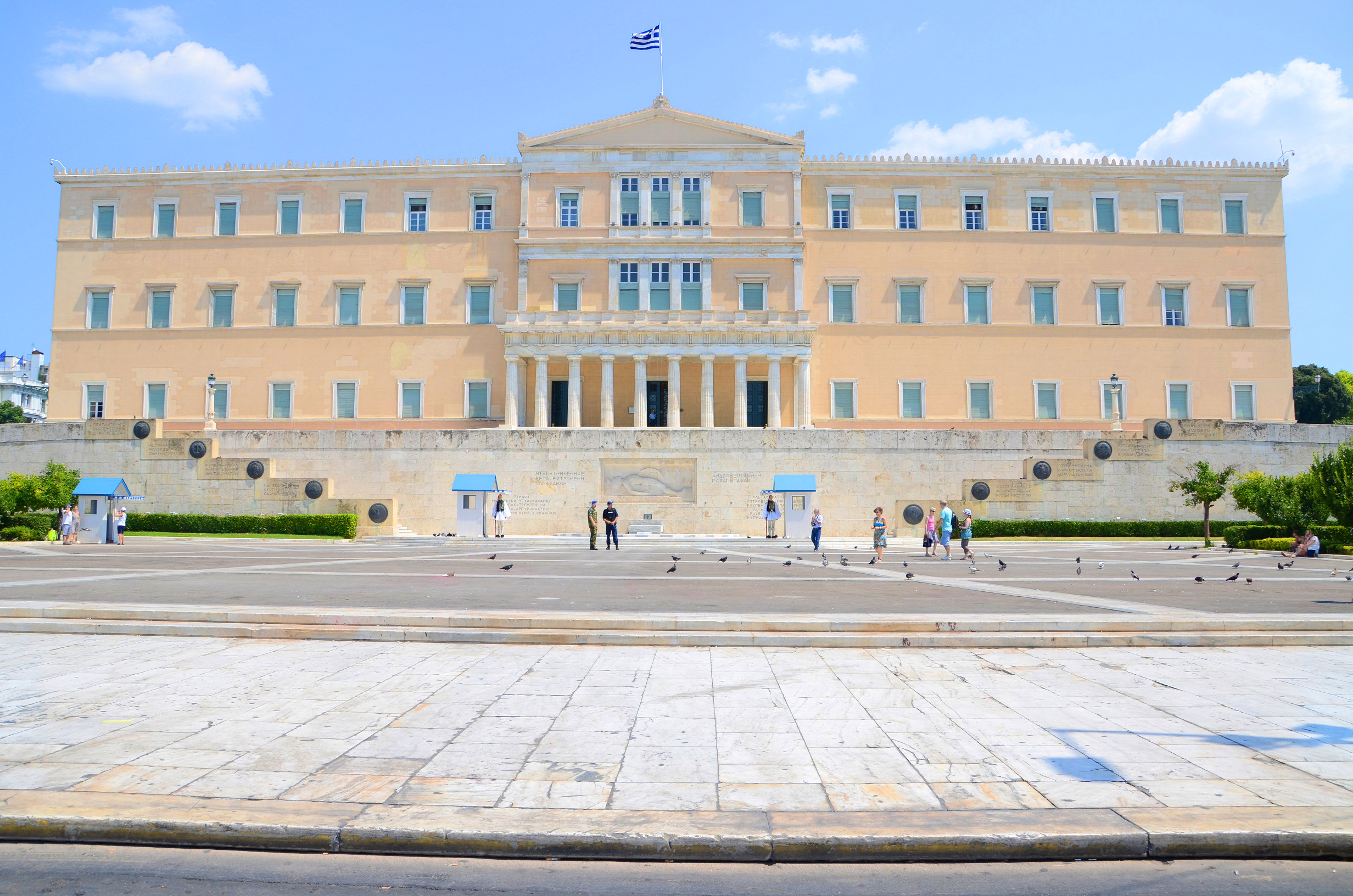 Η πρώτη εμφάνιση του Κόμματος Ελευθέρων Ενωμένων Ελλήνων σε Διαμαρτυρία στο κέντρο της Αθήνας (βίντεο)
