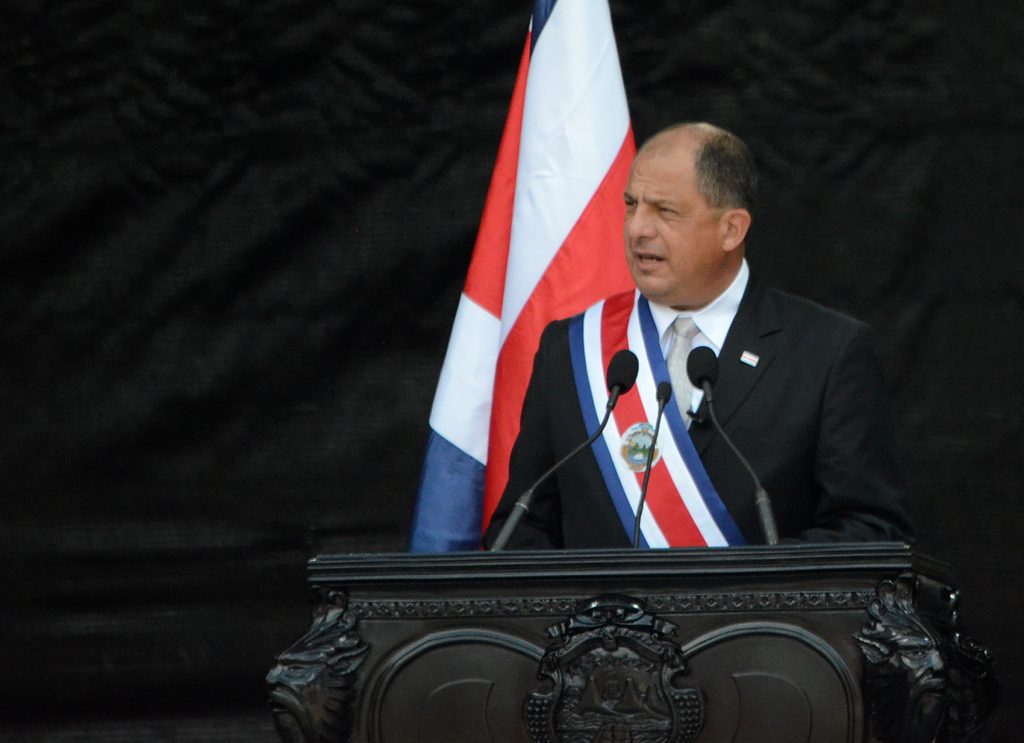 Κι όμως αληθινό – Ο πρόεδρος της Κόστα Ρίκα κατάπιε … σφήκα! (βίντεο)