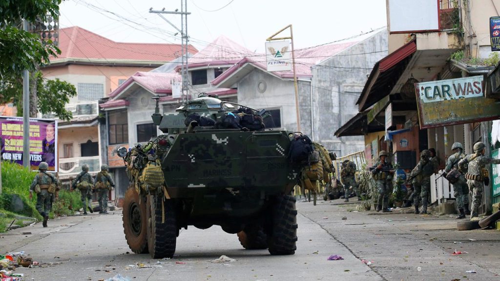 Ο στρατός των Φιλιππίνων βομβαρδίζει τους Ισλαμιστές στο Μαραούι (φωτό, βίντεο)