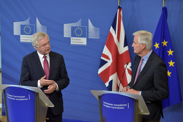 Brexit: Τετ α τετ Μπαρνιέ – Ντέιβις για την επανέναρξη των διαπραγματεύσεων