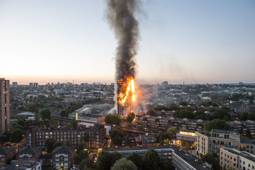 Λονδίνο – «Πύργος της Κολάσεως»: Νέες εικόνες που αποτυπώνουν την απόλυτη καταστροφή (φωτό, βίντεο) (upd)
