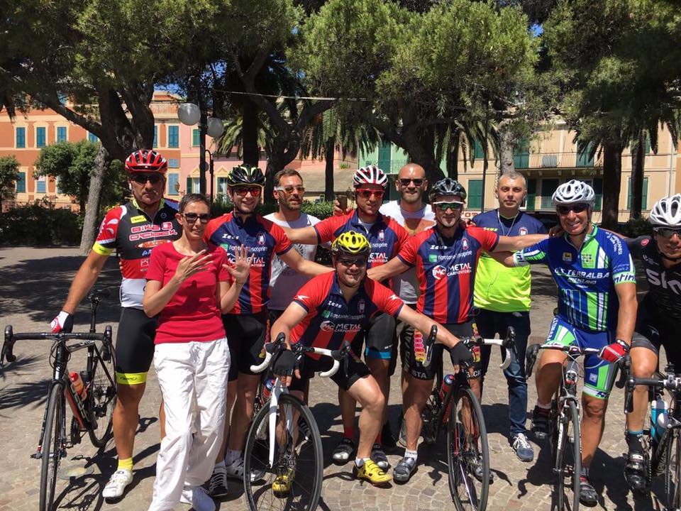 Ιταλία: Νίκησε η ομάδα του και… διέσχισε όλη τη χώρα με ποδήλατο (φωτό)