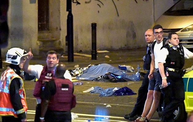 Καρέ-καρέ η ακινητοποίηση του μακελάρη του Λονδίνου απ’ το πλήθος – Φώναζε «Θα σκοτώσω όλους τους Μουσουλμάνους!»