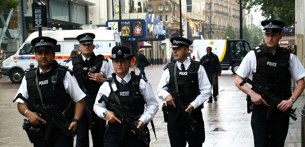 Λονδίνο: Ακινητοποίηση άνδρα που αποπειράθηκε να μαχαιρώσει αστυνομικούς- Φώναζε «Ο Αλλάχ είναι μεγάλος» (βίντεο)