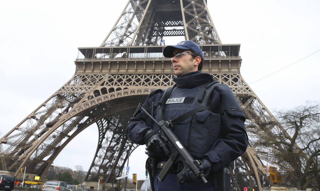 Παρίσι: Τρομοκρατικό χτύπημα η πρόσκρουση αυτοκινήτου σε βαν της αστυνομίας- Ισλαμιστής ο 33χρονος δράστης (βίντεο)