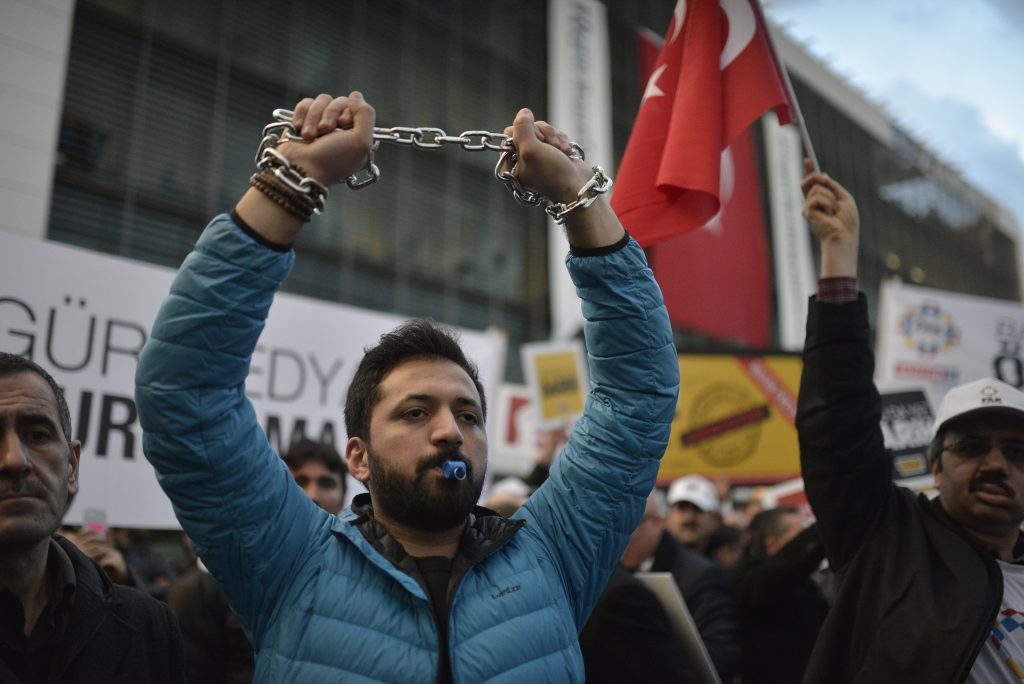 Τουρκία: Ξεκίνημα της πολύκροτης δίκης επιφανών δημοσιογράφων για συνέργεια στο αποτυχημένο πραξικόπημα