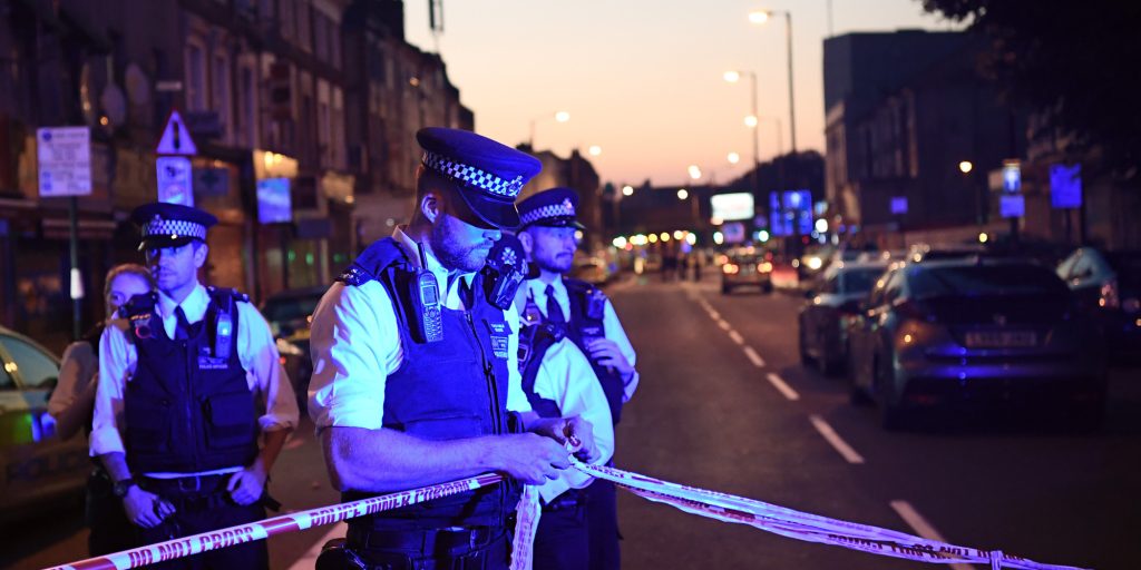 Βρετανία: Ο ιμάμης γλίτωσε τον δράστη από το λιντσάρισμα στην επίθεση στο τζαμί του Λονδίνου (φωτό, βίντεο)