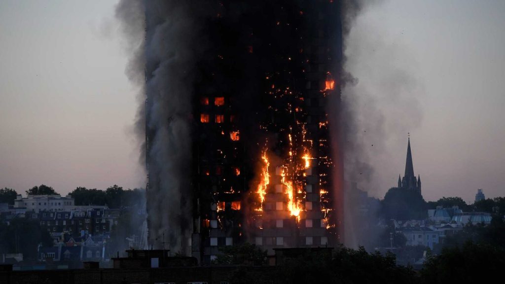 Βίντεο: Ο πυροσβέστης που σώζεται από θαύμα από το φλεγόμενο πύργο της κολάσεως στο Λονδίνο