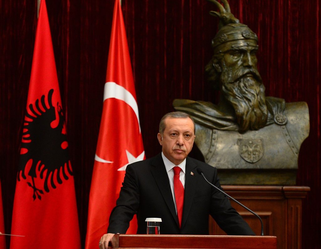 Ρ.Τ.Ερντογάν: Προτάσσεται ως «πάτρωνας» των Αλβανών οραματιζόμενος μια Τουρκο-ισλαμική «διάρρηξη» στα Βαλκάνια
