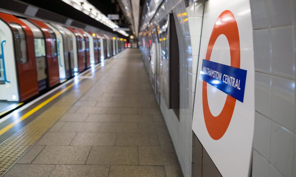 Μοναδική ανακοίνωση στο μετρό του Λονδίνου: «Παρακαλούμε να φοράτε αποσμητικό γιατί μυρίζετε άθλια!» (φώτο)