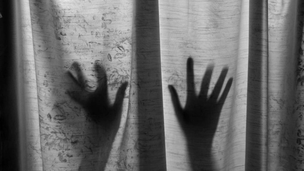 Φοιτήτρια στη Λέσβο καταγγέλλει: «Με βίασαν μέσα στην φοιτητική εστία»