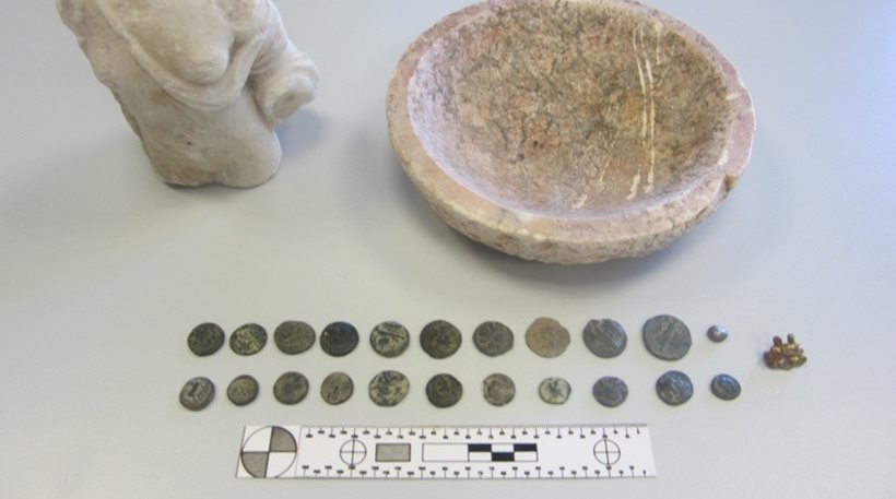 Λάρισα: Συνελήφθη αρχαιοκάπηλος -Κατασχέθηκαν αντικείμενα που βρίσκονταν σε κτηνοτροφική μονάδα (φωτό)