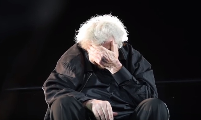 Τα δάκρυα του Μίκη Θεοδωράκη στο κλείσιμο της μεγάλης συναυλίας στο Καλλιμάρμαρο (βίντεο)