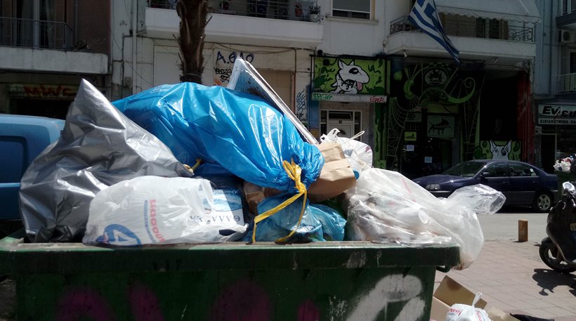 Γεμάτοι οι κάδοι από σκουπίδια στην επαρχία εξαιτίας της απεργίας των Δήμων