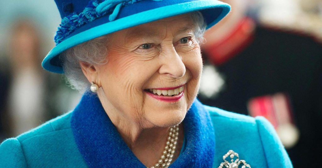 Βίντεο: Η βασίλισσα Ελισάβετ με ταγέρ και καπέλο στα χρώματα της σημαίας της Ευρωπαϊκής Ένωσης