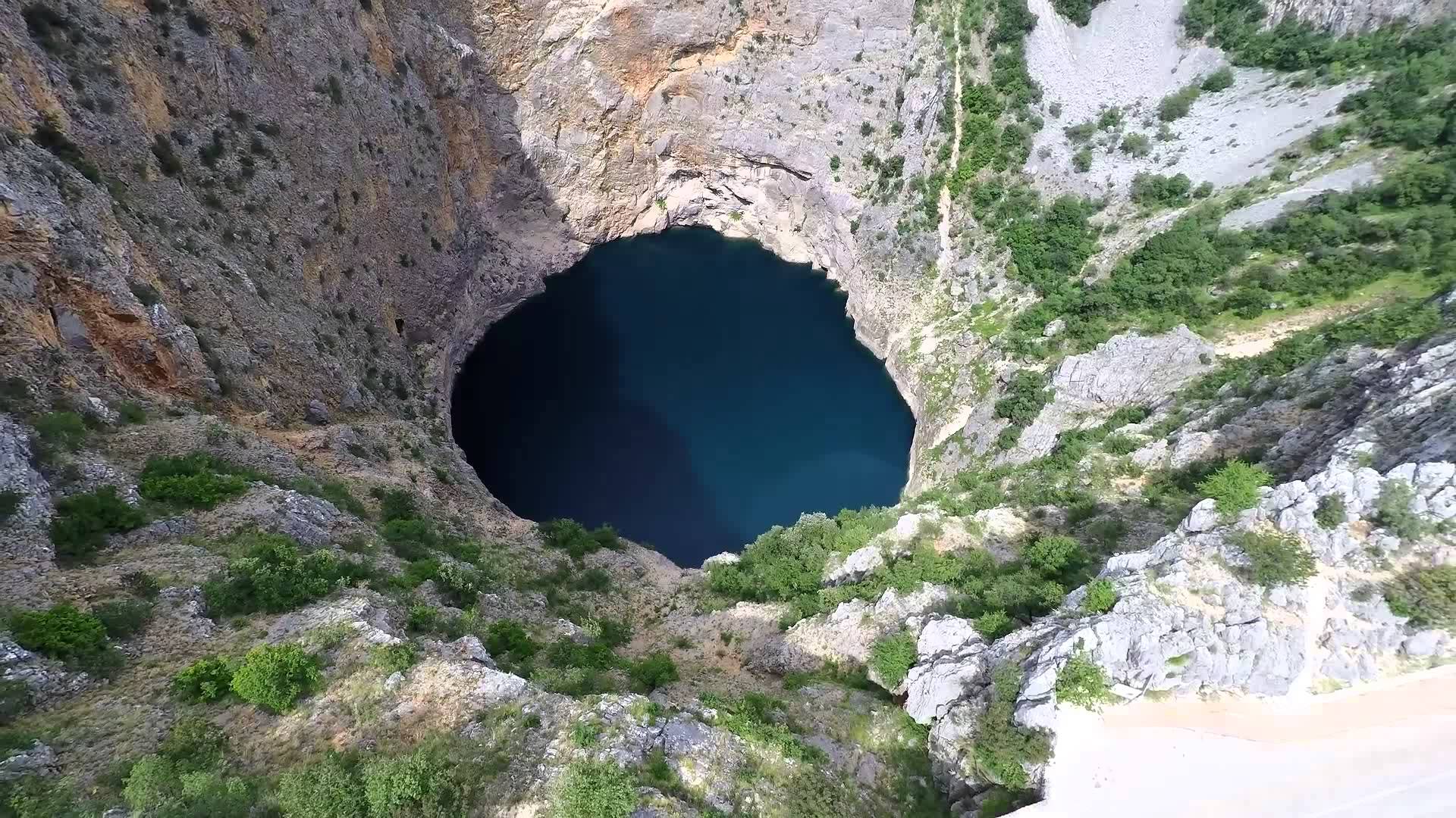 Κροατία: «Σήκωσαν» drone και κατέγραψαν τα κατορθώματα τους 250 μέτρα πάνω από μια λίμνη! (βίντεο)