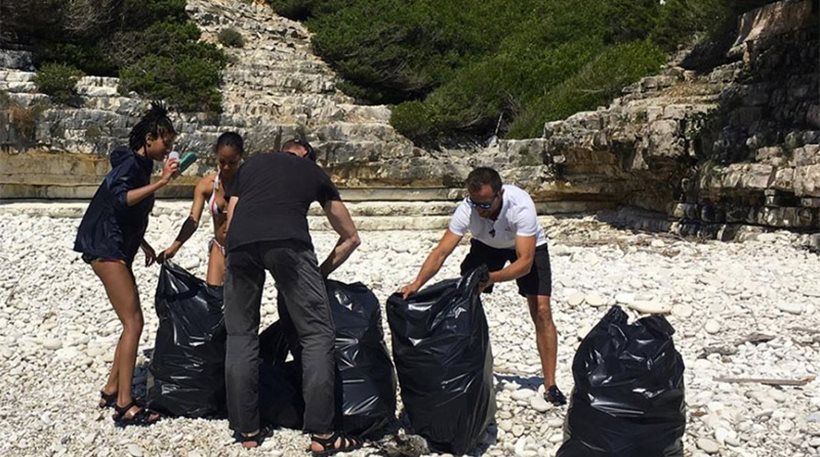 Ο Γουίλ Σμιθ και η οικογένεια του μάζεψαν 22 σακούλες με σκουπίδια από τις παραλίες των Αντίπαξων (φωτό)